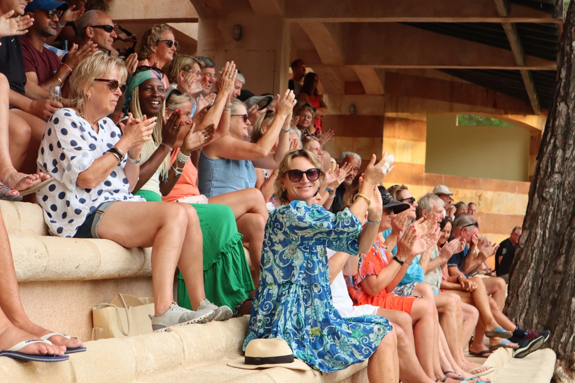 04 Play and Watch - Meet new people.JPG