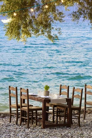 Daphnila Bay 09 a humble little greek tavernaki on the waters edge