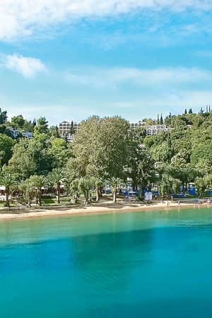 Daphnila Bay 20 on a quite sandy blue flag awarded beach bordered by spacious naturally shaded lawns