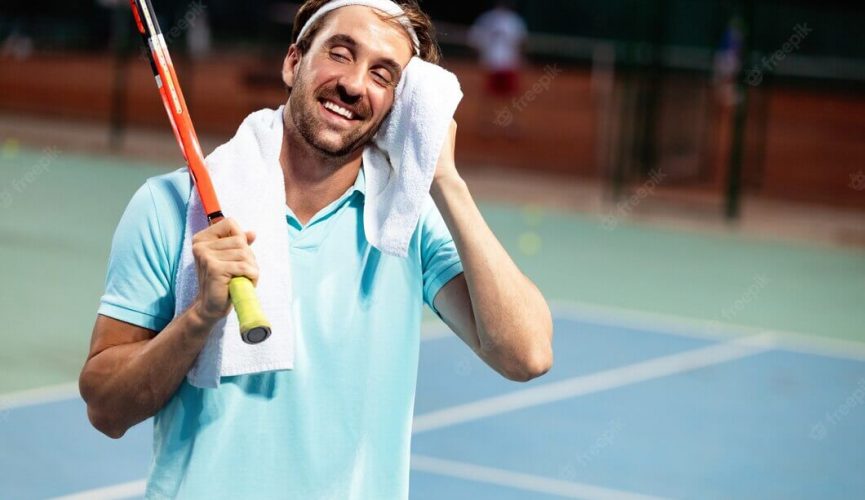 tired-tennis-player-man-tennis-court-with-racket_522218-501